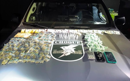 Homem de 25 anos com mandado por roubo é preso com cocaína e maconha no Parque do Lageado