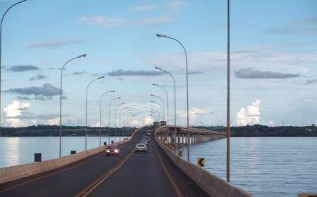 Homem escapa de abordagem da PRF, salta de ponte e desaparece no Rio Paraná