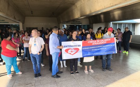 Trabalhadores da Santa Casa de Campo Grande protestam no saguão do hospital contra atraso salarial