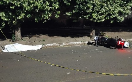 MOTOCICLISTA MORRE APÓS PERDER O CONTROLE E COLIDIR CONTRA ÁRVORE NA RUA SANTANA