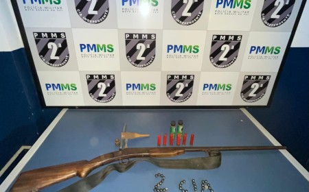 PM apreende espingarda e kit de recarga escondidos em telhado após violência doméstica em Caarapó