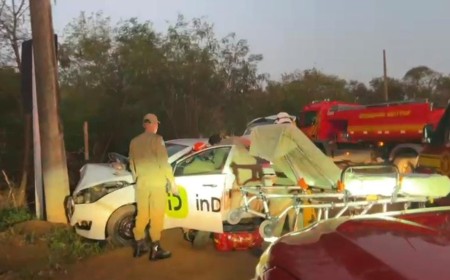 Motorista perde o controle ao desviar de buraco e bate carro em poste no Bairro Guanandi