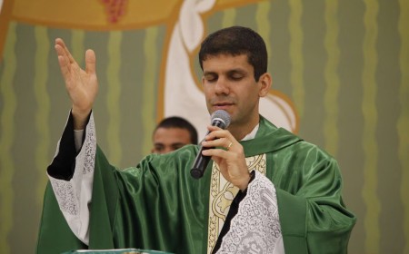 Padre de SP é excomungado após aderir a grupo tradicionalista