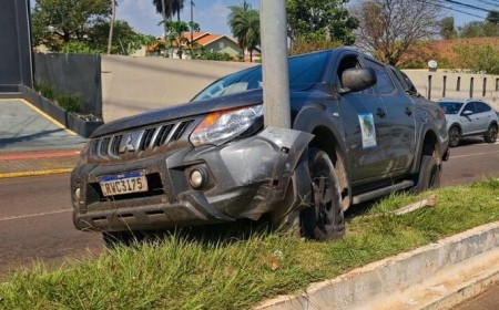 Acidente entre caminhonetes derruba poste em cruzamento de Campo Grande