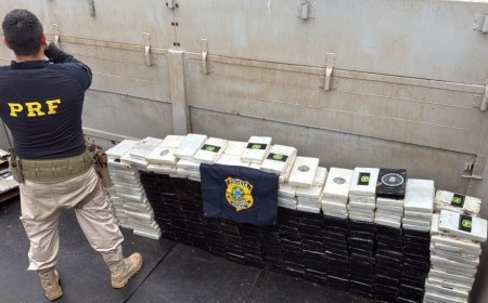 PRF apreende 420 kg de cocaína em carreta na fronteira de MS