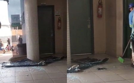 Homem estilhaça porta de vidro de UPA a chutes.