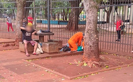 Morador de rua morre após ingerir etanol na Praça Ary Coelho, em Campo Grande