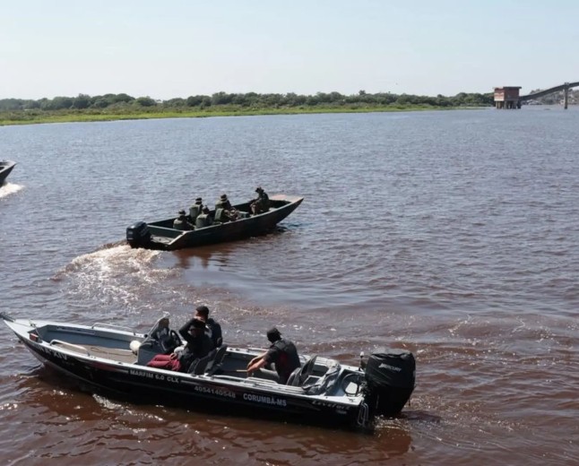 Exército usa blindados para fechar o cerco ao crime em MS