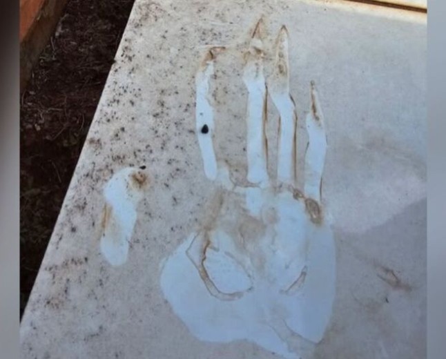 Pegada gigante em túmulo provoca mistério em Rio Brilhante
