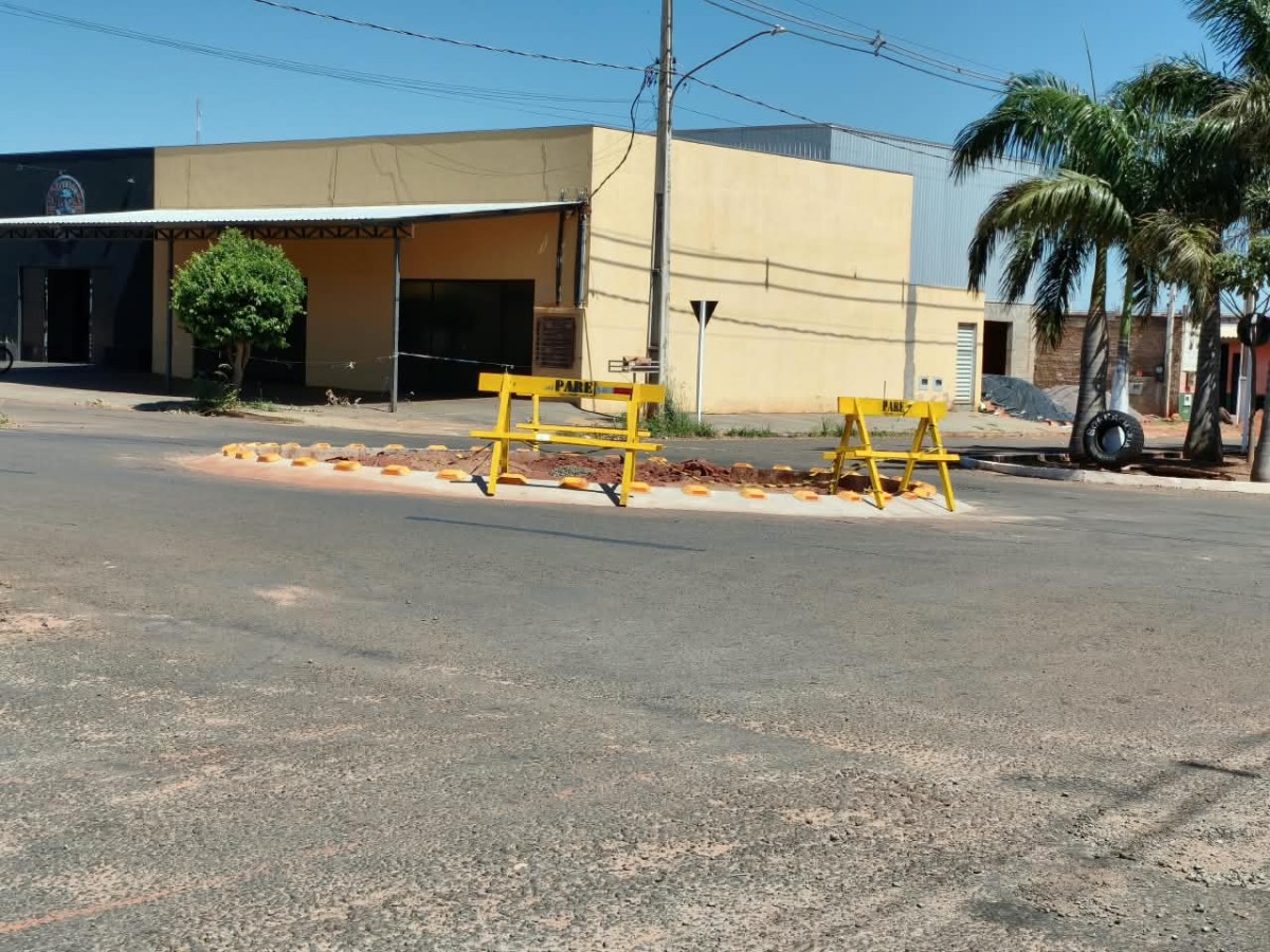 Após pedidos, rotatória é construída no Bairro Universitário
