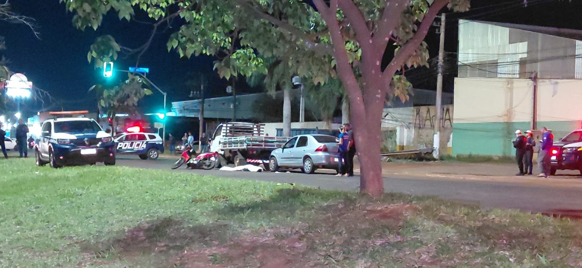 Tragédia no trânsito: motociclista morre prensada entre carro e caminhão na Avenida Gunter Hans