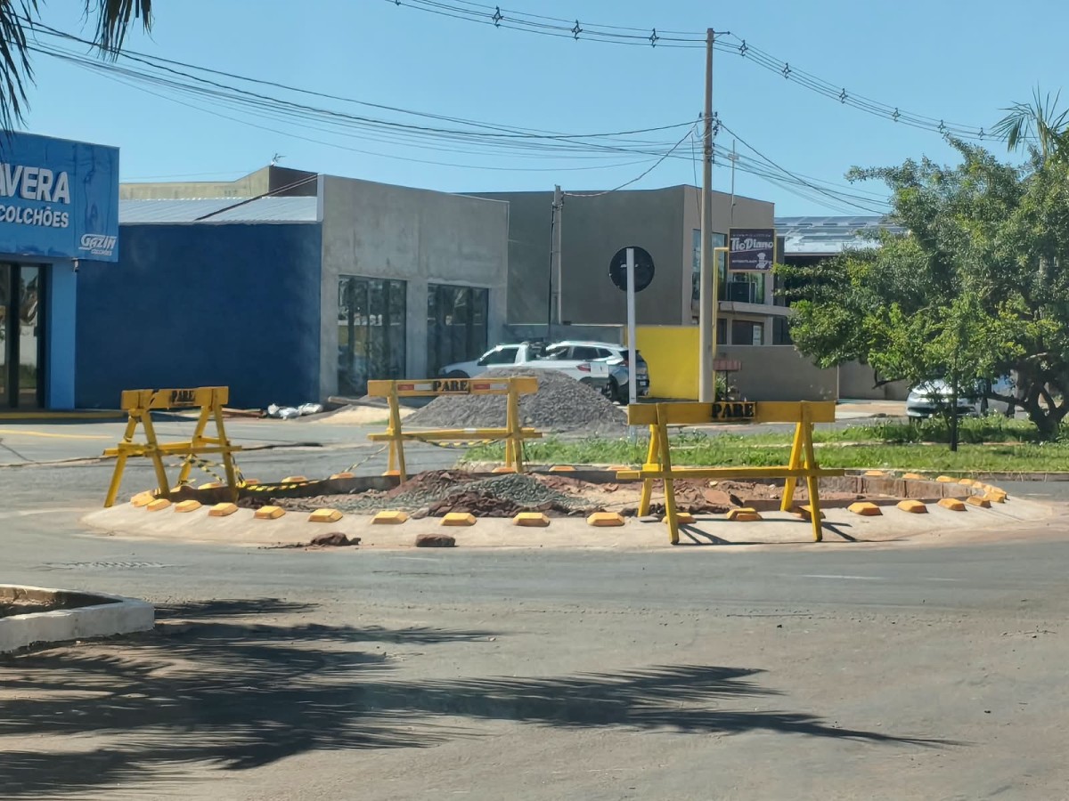 Após pedidos, rotatória é construída no Bairro Universitário