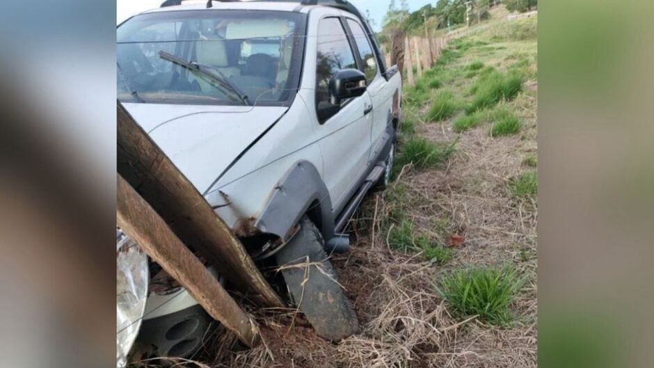 Motorista bate em cerca e abandona carro em chácara em Camapuã