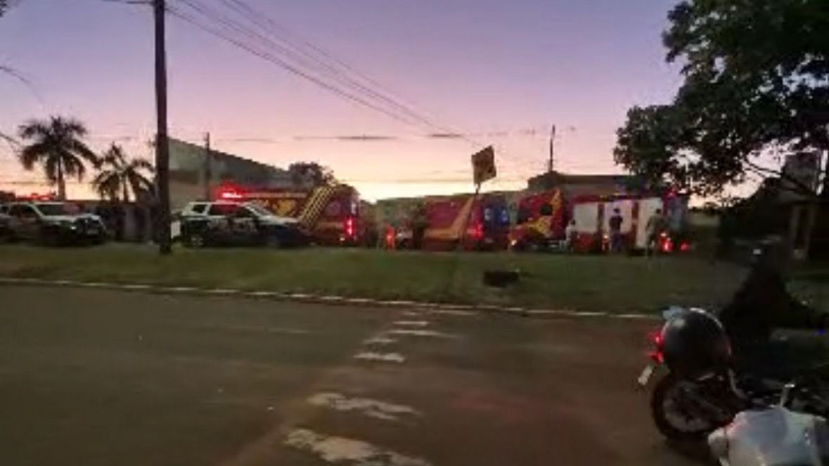 Tragédia no trânsito: motociclista morre prensada entre carro e caminhão na Avenida Gunter Hans