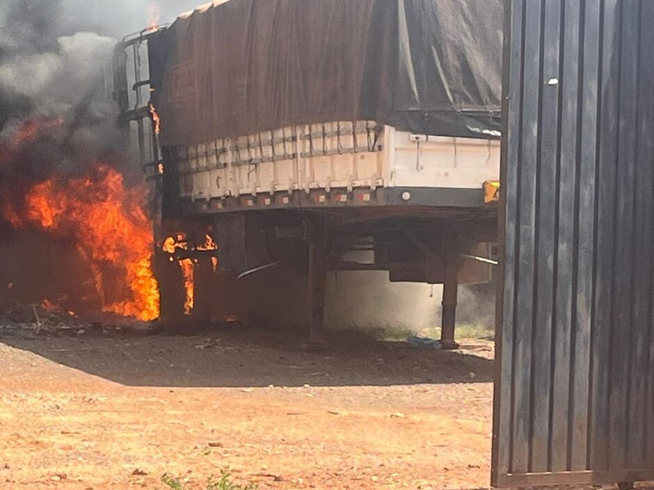 Incêndio em terreno baldio destrói carreta no quintal de casa em Campo Grande