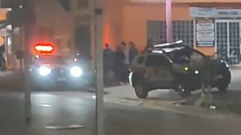 Pistoleiros chegam de moto e atiram contra jovem em adega em Campo Grande