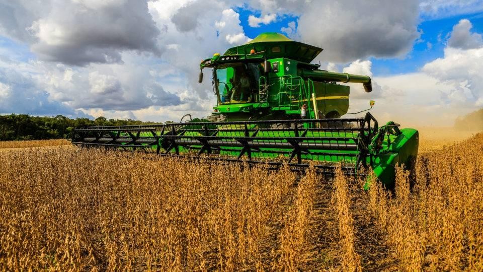 Agro avança 2,8% e mantém crescimento acima do PIB