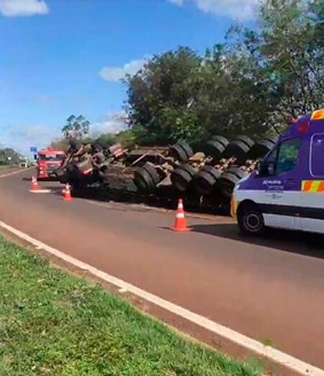 Carreta carregada com madeira tomba na BR-163, em Rio Brilhante
