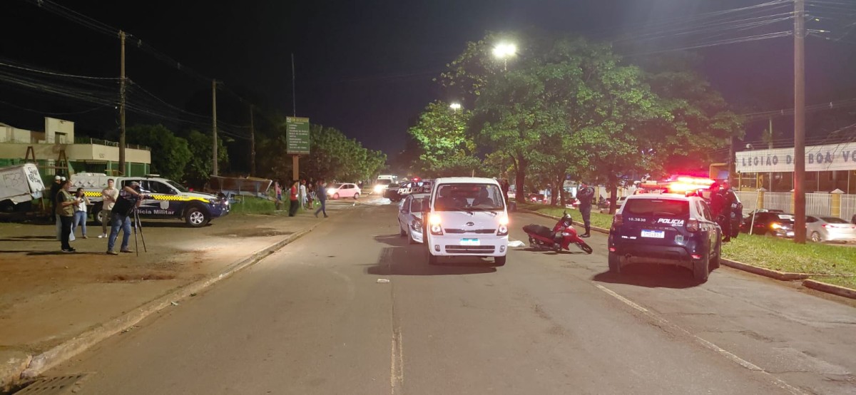 Tragédia no trânsito: motociclista morre prensada entre carro e caminhão na Avenida Gunter Hans