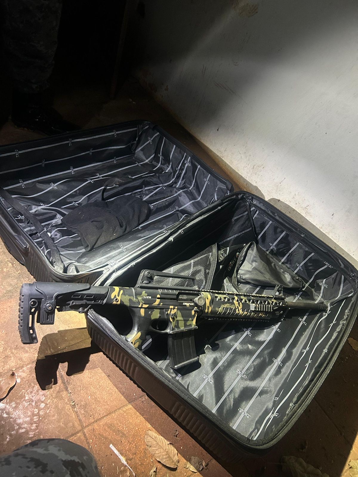 Confronto com o Batalhão de Choque termina com suspeito morto e armas apreendidas no Aero Rancho