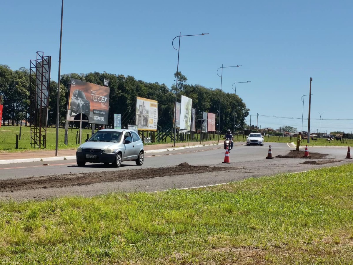 Agesul realiza manutenção e implanta pare e siga no acesso ao Universitário