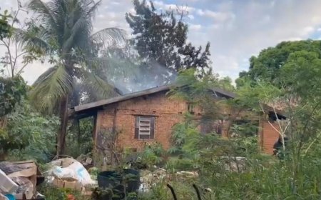 Incêndio destrói imóvel público na Vila Olinda e suspeita é de ato criminoso