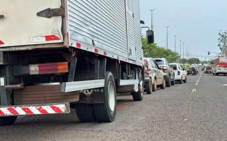 Engavetamento com caminhão e cinco carros complica trânsito na Avenida Mini…