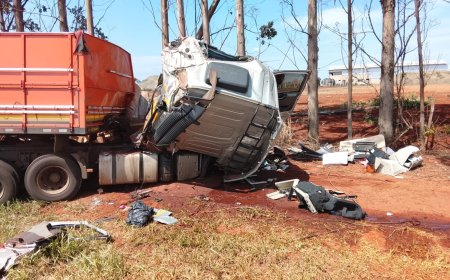 Motorista de 50 anos morre no hospital após colisão entre carretas na MS-306