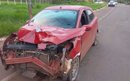 Mulher fica em estado gravíssimo após forte colisão em cruzamento na Vila Flório