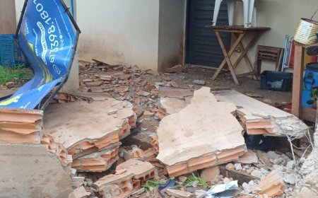 Carro perde o controle em rua esburacada e destrói muro de residência no Centro Oeste