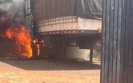 Incêndio em terreno baldio destrói carreta no quintal de casa em Campo Grande