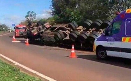 Carreta carregada com madeira tomba na BR-163, em Rio Brilhante