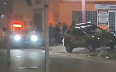 Pistoleiros chegam de moto e atiram contra jovem em adega em Campo Grande