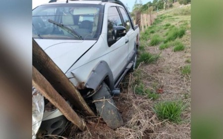 Motorista bate em cerca e abandona carro em chácara em Camapuã