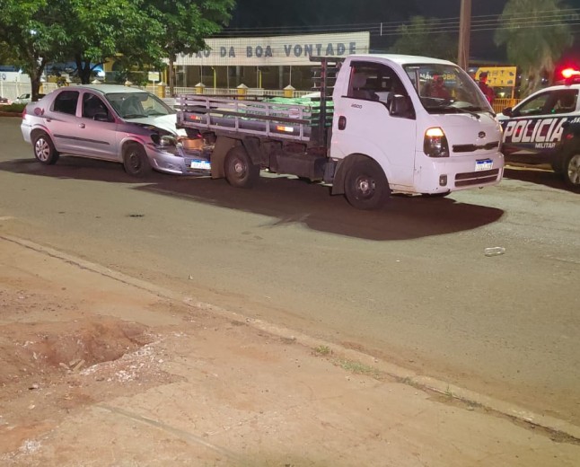 Tragédia no trânsito: motociclista morre prensada entre carro e caminhão na Avenida Gunter Hans