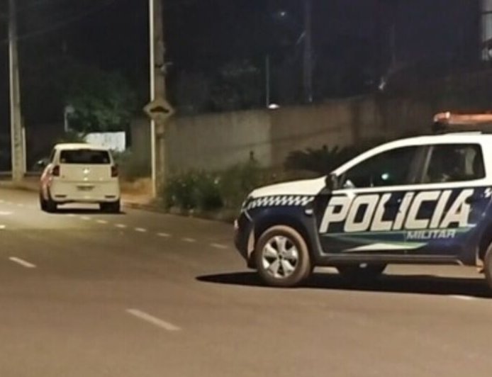 Mulher pula de carro em movimento durante discussão de casal e fica em estado grave na Santa Casa