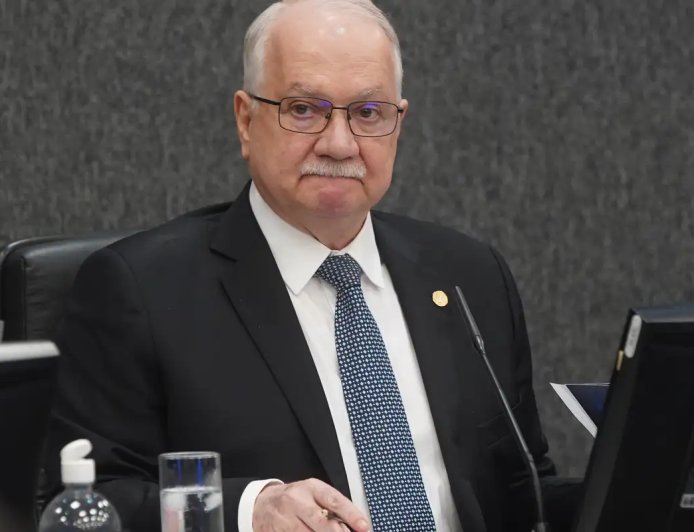 Fachin aguarda explicações de ministros para decidir sobre crise