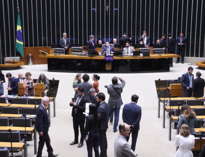 Congresso aprova MP que zera imposto de importação de até US$ 50 e zera taxa para remédios de doenças raras