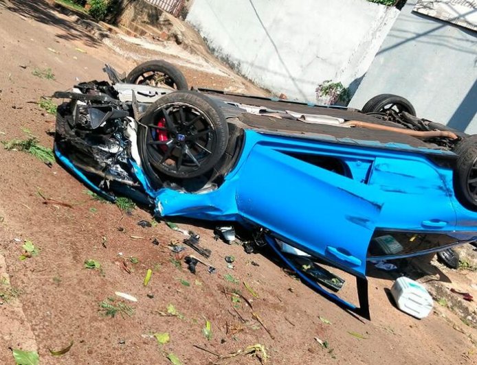 Motorista fica ferido após carro de luxo cair de barranco da Avenida Ernesto Geisel em Campo Grande