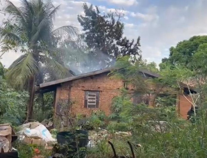 Incêndio destrói imóvel público na Vila Olinda e suspeita é de ato criminoso