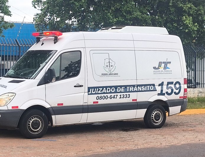 Motorista não percebe semáforo fechado e provoca engavetamento com seis veículos na Avenida João Arinos