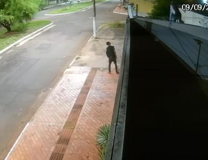 Dupla de moradores de rua invade casa e furta ar-condicionado no Jóquei Clube