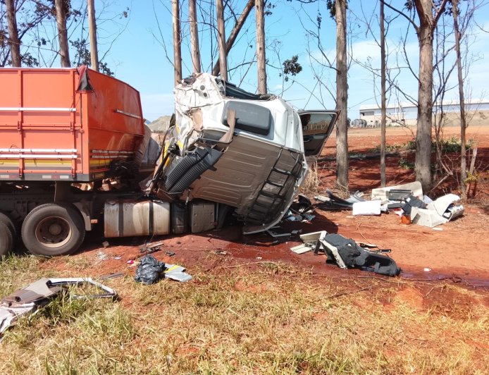 Motorista de 50 anos morre no hospital após colisão entre carretas na MS-306