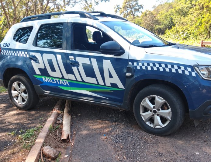 Mulher visivelmente embriagada é presa após desordem, insultos e resistência à polícia no