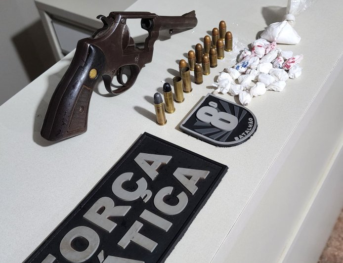 Ação rápida da Força Tática resulta na prisão de suspeito, apreensão de arma e drogas na MS-134