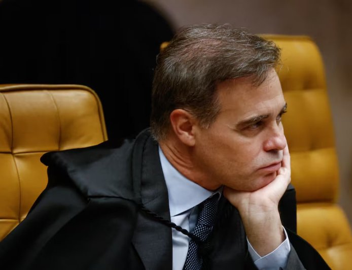 Mendonça tem até hoje para responder acusações de Moraes