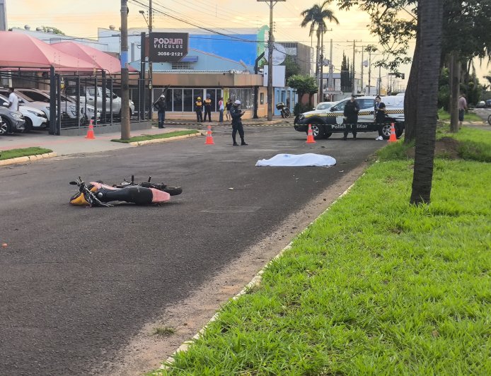 Motociclista de 38 anos morre após colidir contra árvore na Avenida Manoel da Costa Lima