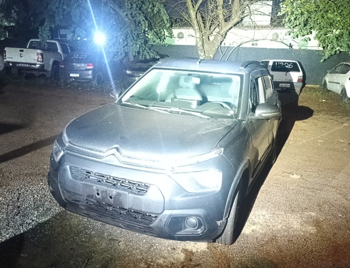 PM recupera carro roubado escondido nos fundos de casa abandonada em Ponta Porã