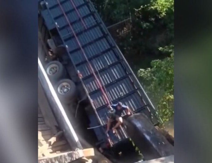 Ponte não aguenta caminhão e desaba com gado em Bonito