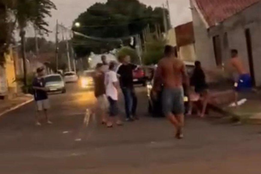 Pancadaria com garrafadas e homem armado com faca assusta moradores no Aero…